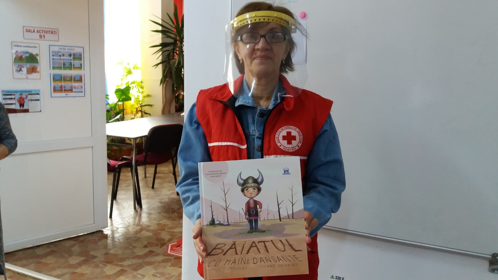 Mariana, voluntar de la Crucea Rosie